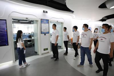 鄭州大學(xué)軟件學(xué)院10屆校友返校參觀創(chuàng)新創(chuàng)業(yè)基地，共話軟件人才培養(yǎng)新篇章